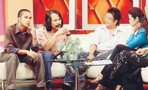 Mawi muncul bersama M. Nasir dan Loloq untuk membicarakan lagu Aduh Saliha bersama pengacara WHI, Syafinaz (kanan).