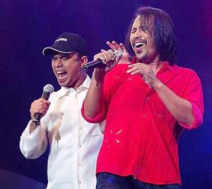 M. Nasir and Mawi belting out Lagu Jiwa Lagu Cinta during a concert at the Putra Stadium