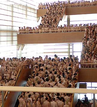 spencer tunick san sebastian bilaketarekin bat datozen irudiak