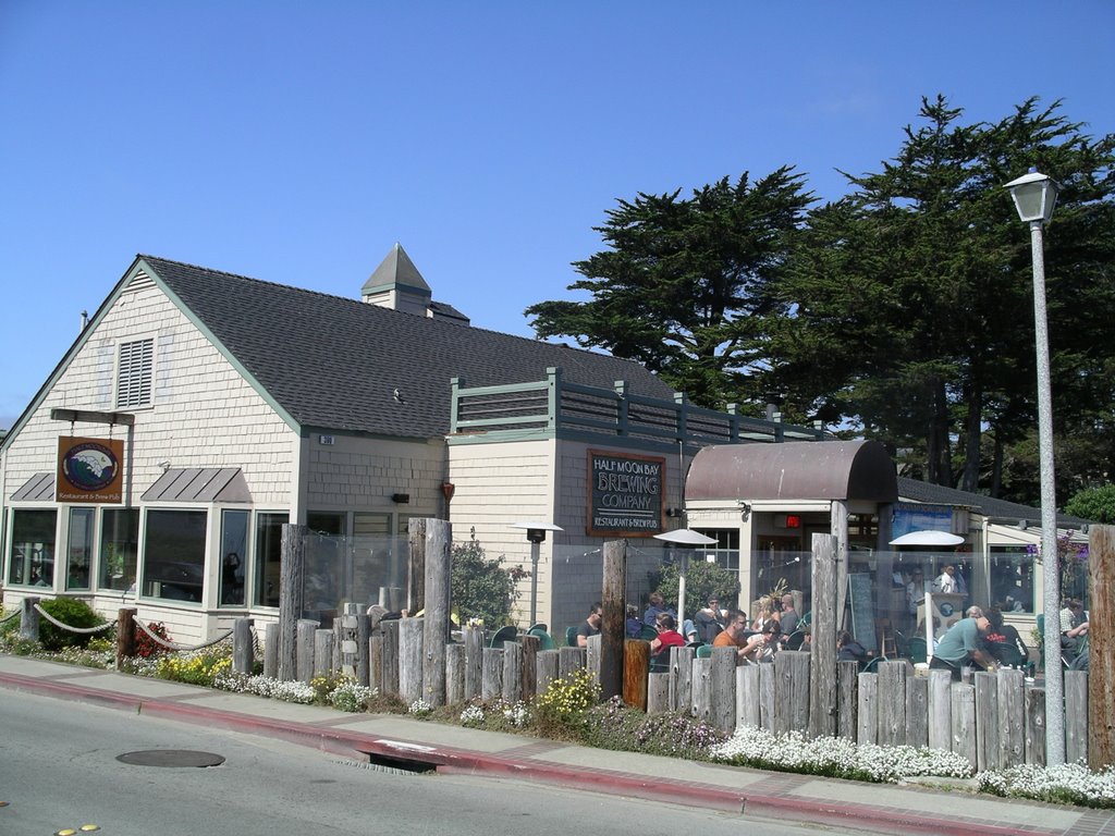 The Brew Lounge: Half Moon Bay Brewing in Princeton-by-the-Sea, CA