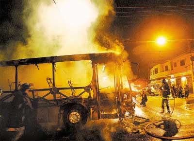 Ônibus incendiado. Foto de Rogério Cassimiro/Folha Imagem