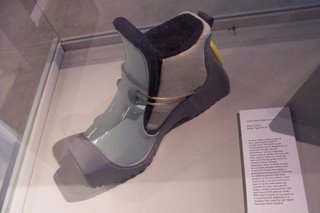 Shoe for those in prolonged kneeling position