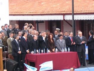 foto de quienes acompañaron al presidente en el acto