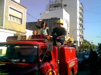 foto celular. Evangelina en Gualeguaychú sobre la autobomba saludando