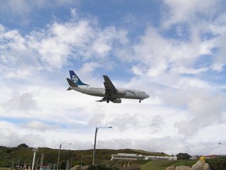 Air New Zealand B737 short final runway 16 at Wellington
