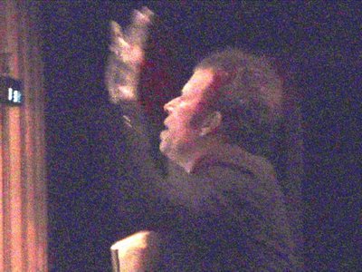 dirigiendo a la orquesta en londres. foto de richard strange. haz click para ir a su página web