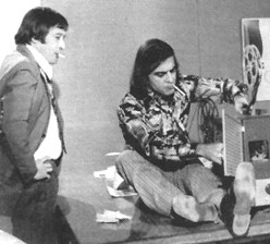 Paulo Goulart (Tomás) e Armando Bógus (Pardal) em cena da novela 'A Próxima Atração' (1970)