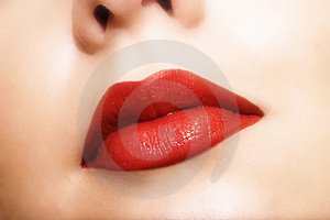Memahami Wanita Pengigit Bibir Image