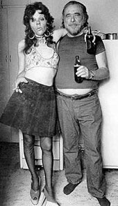 Bukowski com a amiga Georgia, numa foto famosa