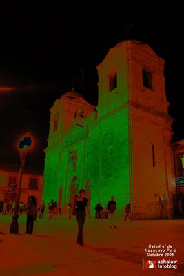 Vista nocturna solarizada de la Catedral de Huancayo Perú
