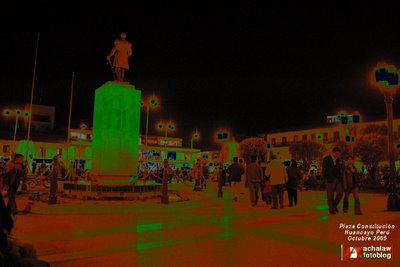 Vista nocturna de la Plaza Constitución, Huancayo Perú, con el monumento a Ramón Castilla