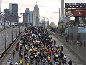 2006 Becel Ride for Heart.  Early stage of the 8:15 start near Jameson Ave.  Photo Credit:  CANOE and the Toronto Sun