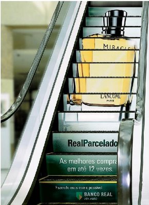 publicidad en las escaleras mecánicas