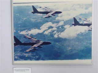 Fotos de varios B-52 sobrevoando e atacando o norte do Vietnam. Essa foto tiramos no museu da guerra, em Saigon.
