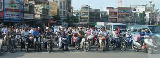 motociclistas num dia normal de Saigon, esperando o sinal abrir. Exercito de milhoes, todos com sua propria motocicleta