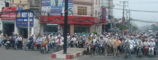 Para descobrir Saigon, observe o transito. A pe ou numa motocicleta.