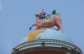 No topo do templo, O mundo. Acima do mundo, o dragao rosa, acima do dragao rosa, esta o Tao.