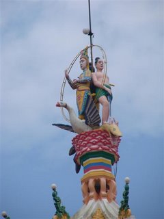 Parece piada. As estatuas de Buda e Jesus (de saia), lado a lado, em cima de uma ave Fenix e esmagando uma cobra com os pes