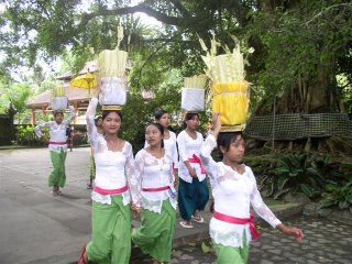 Garotas indo para um templo levando suas oferendas