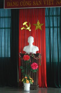 no aeroporto, um busto do lider Ho Chi Minh entre a bandeira e simbolos comunistas. lembrancas da antiga URSS