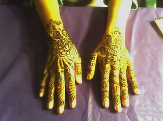 tipicos desenhos tatuados nas maos feitos com henna