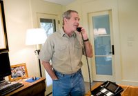 Presidente George W. Bush llama a tropas de su rancho en Crawford, Tejas, dÃ­a de Thanksgiving, jueves, de noviembre el 24 de 2005.  Foto blanca de la casa de Eric Draper.