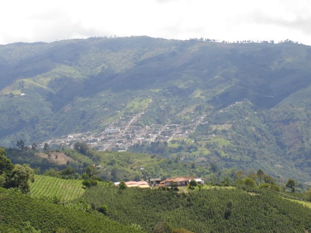 Municipio de Santuario, Risaralda, Colombia: Paisajes: Desde la orilla de  la carretera hacia la vereda Planes de San Rafael.