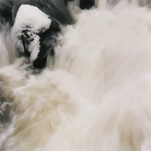 Au Saut des Cuves à Gerardmer, l'eau joue à saute mouton avec le photographe.
