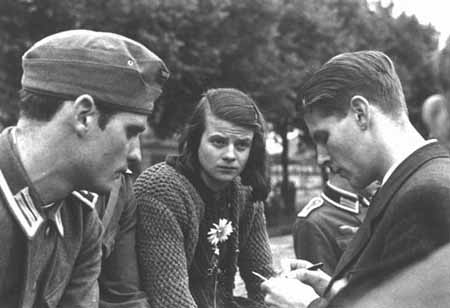 Hans Scholl (izquierda), Sophie Scholl (centro), y Christoph Probst (derecha), líderes de la organización de resistencia Rosa Blanca. Munich, Alemania, 1942 (USHMM Photo).