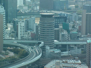 Autopista flotante atravesando un edificio