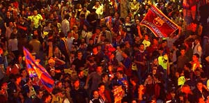 Los aficionados del Barcelona, celebrando el primer título de la temporada