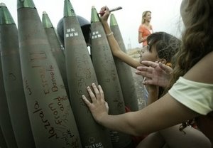 http://photos1.blogger.com/blogger/7760/1663/320/israeli%20girls%20indoctrinated%202.jpg