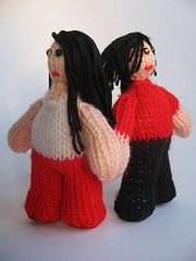 Knitted figures of Meg and Jack White by Cakeyvoice