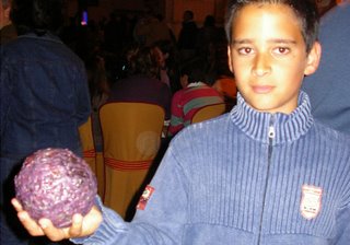 Niño con la bola de cera en la mano