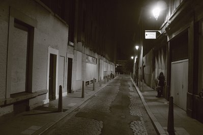 photo de rue, rue Chapelle des Clercs à Liège, ruelle sombre, dark lane, photo dominique houcmant, goldo graphisme