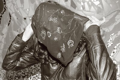 un femme se cache la face dans un voile, photo dominique houcmant, goldo graphisme