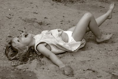 photo d'une fillette jouant dans le sable, photograph of a young girl playing in sand, copyright dominique houcmant, goldo graphisme