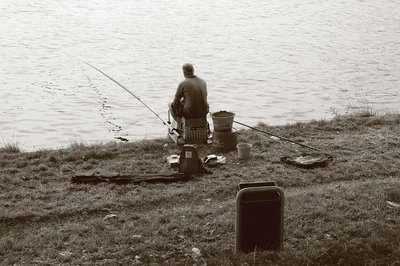 fotografia liège coronmeuse, un pêcheur sur la Meuse, photo dominique houcmant, goldo graphisme