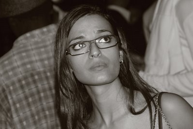 une charmante jeune fille avec de grands yeux et des des lunettes, photo dominique houcmant, goldo graphisme