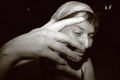 photo du visage et de la main d'une femme, woman portrait and hand, fotografía de la cara y la mano de una mujer, copyright dominique houcmant, goldo graphisme
