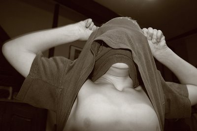 un enfant cache son visage dans son t-shirt, copyright dominique houcmant, goldo graphisme