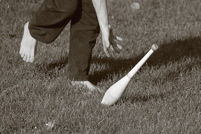 une quille et la main d'un jongleur dans le parc de la boverie à Liège, the juggler, copyright dominique houcmant, goldo graphisme