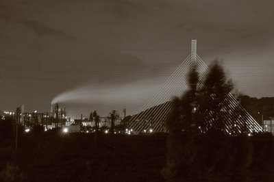 paysage de nuit, Kinkempois, Angleur, Ougrée - fumées du haut-fourneau et le pont haubané du Val-Benoît, copyright dominique houcmant, goldo graphisme