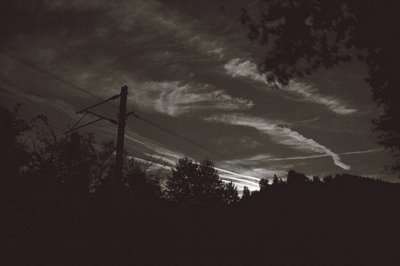 ciel de nuit, catenaires et voie ferrée à La Venne - La Gleize, copyright dominique houcmant, goldo graphisme