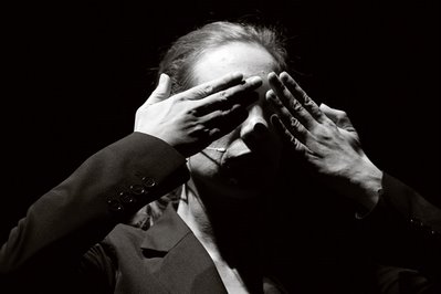 photo Françoise Berlanger dans Penthesilea de Heinrich Von Kleist au festival Emulation de Liège, photo dominique houcmant, goldo graphisme