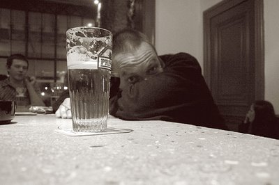 portrait homme avec bière, man portrait, photo dominique houcmant, goldo graphisme