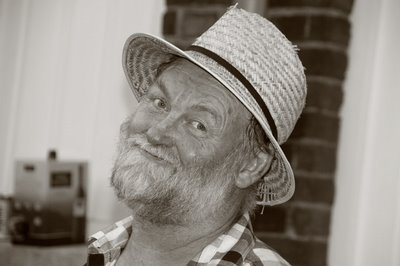 portrait d'un homme (une mécanicien d'engins) au chapeau de paille, copyright dominique houcmant, goldo graphisme