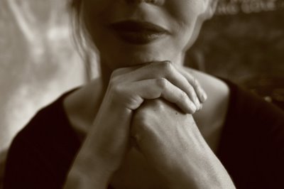 photo : photo portrait de femme ses lèvres ses mains, woman portrait lips an hands in the dark, retrato de mujer, photo dominique houcmant, goldo graphisme