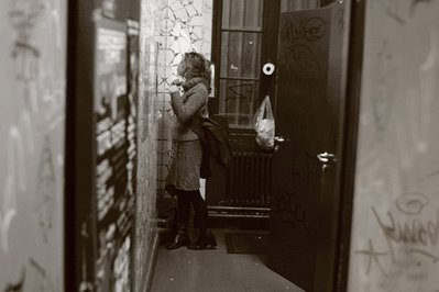 une fille se remaquille dans les toilettes, photo dominique houcmant, goldo graphisme