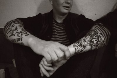 photo d'un homme tatoué, the tattooed man, el hombre tatuado, tätowierter Mann, photo dominique houcmant, goldo graphisme